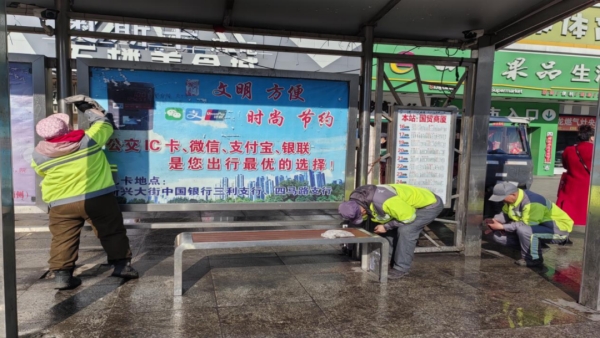 双鸭山市住建局环卫服务中心全力清理越冬痕迹，环境整治再谱新篇 