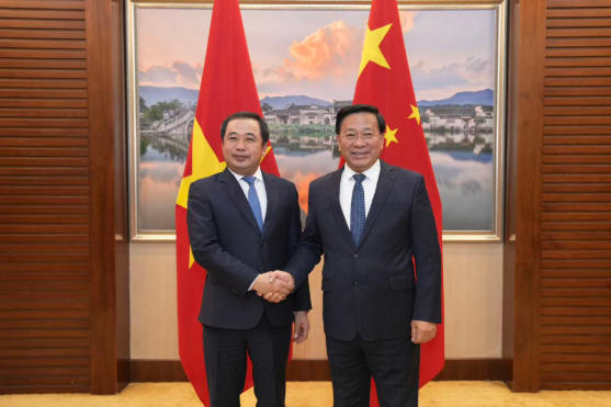 韩俊会见越南农业与环境部部长陈德胜并共同...